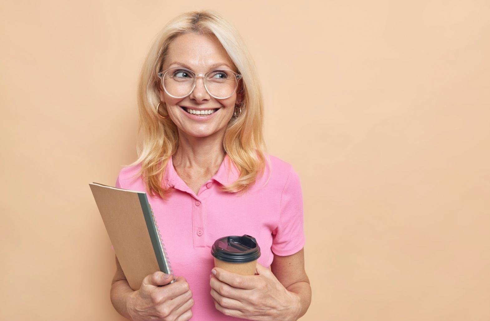Participant suivant un webinaire sur son ordinateur portable